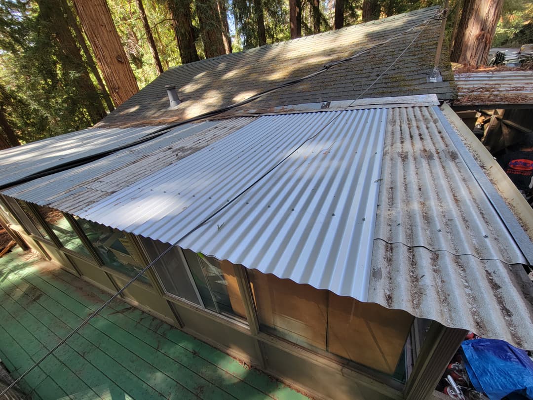 Fixed aluminum roof on a shed